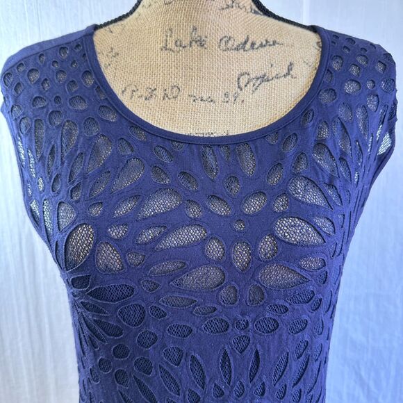 Leo Guy Women's Navy Blue Laser-Cut Cotton Round Neck Cap Sleeve Top Sz 6/8 - Picture 2 of 10